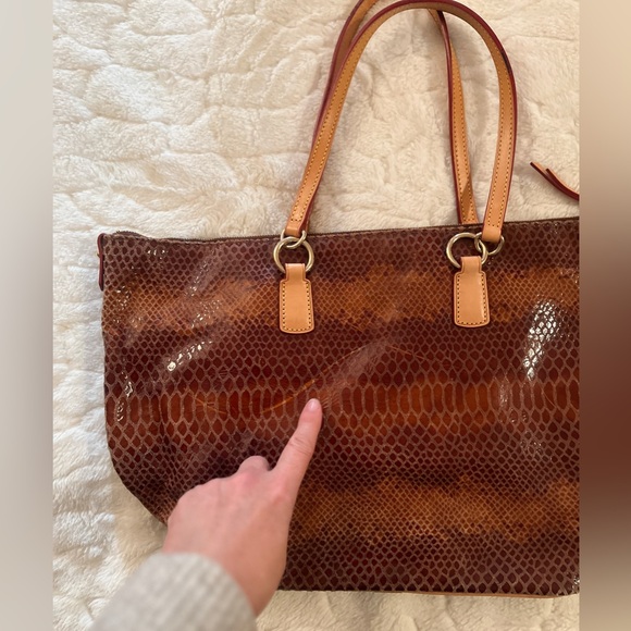 Dooney & Bourke large tote bag in brown snakeskin print patent leather. - Picture 10 of 11